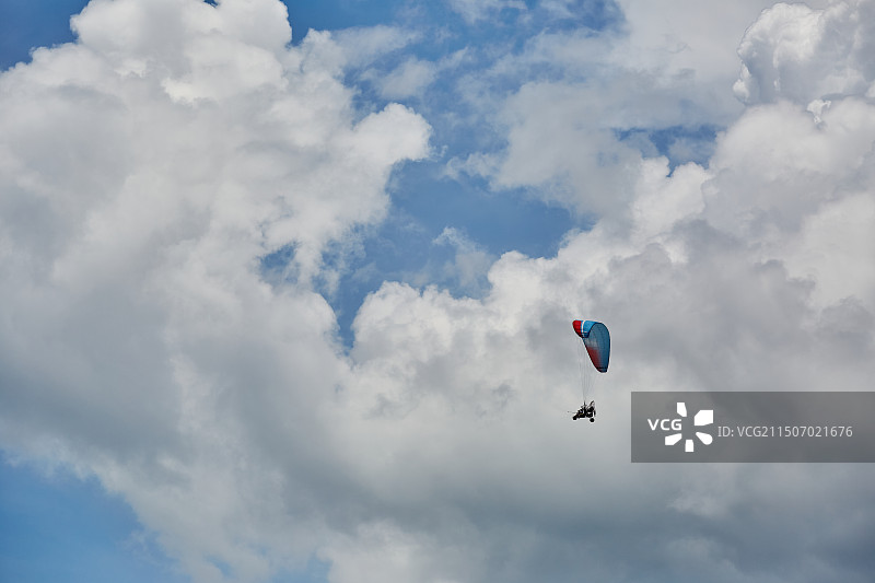 飞翔在海南万宁石梅湾上的滑翔伞图片素材
