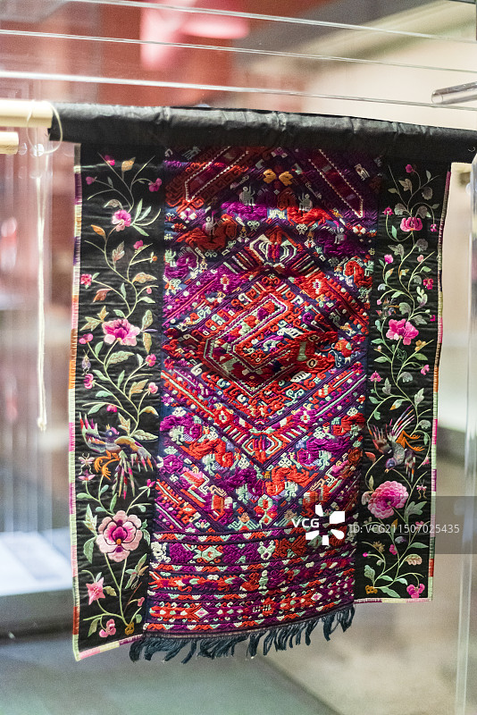 苗族织锦彩绣围腰 北京服装学院民族服饰博物馆馆藏 中国工艺美术馆展览图片素材