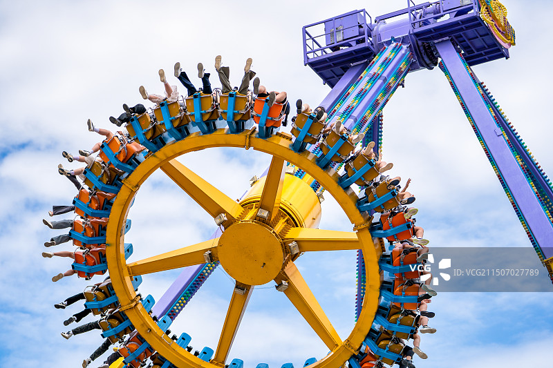 成都欢乐谷游玩设施大摆锤特写图片素材