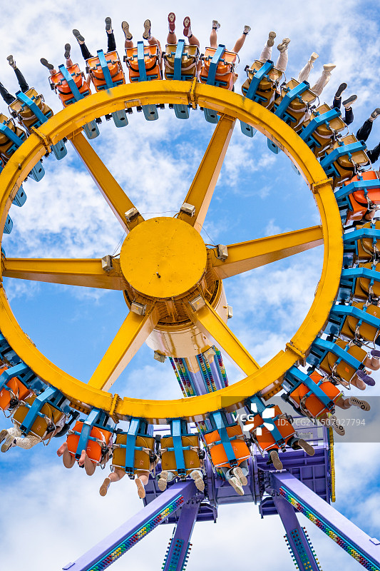 成都欢乐谷游玩设施大摆锤特写图片素材