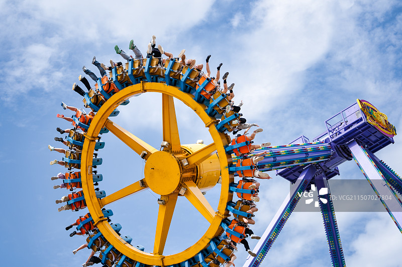 成都欢乐谷游玩设施大摆锤特写图片素材