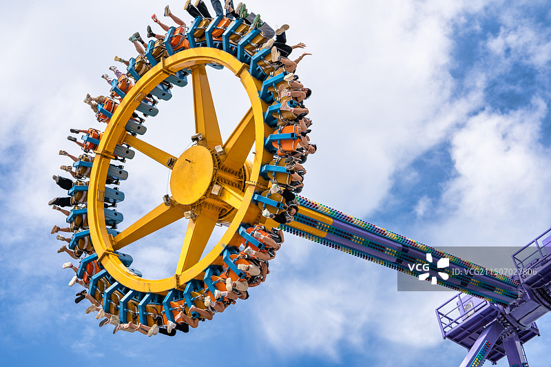 成都欢乐谷游玩设施大摆锤特写图片素材