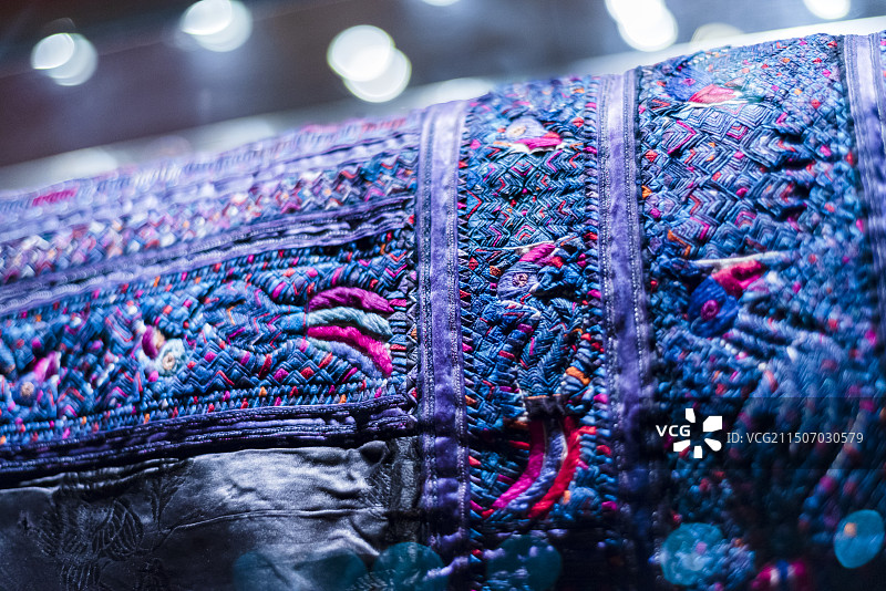 苗族深褐色花锻堆绣鸟纹上衣 北京服装学院民族服饰博物馆馆藏 中国工艺美术馆展览图片素材