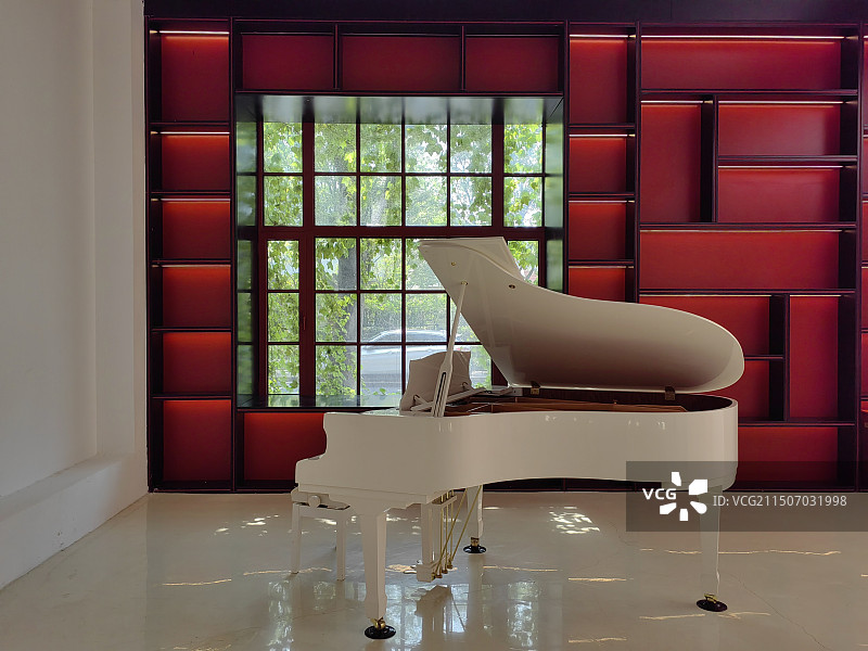 红色背景的白色三脚钢琴图片素材