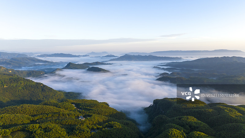 航拍云雾中的僰王山图片素材