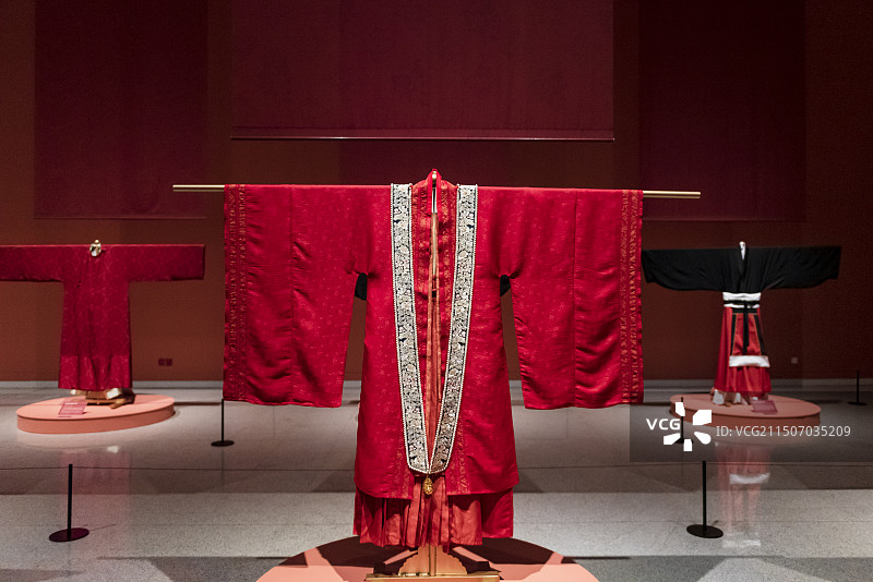 明代女子婚礼服饰 中国工艺美术馆展览图片素材