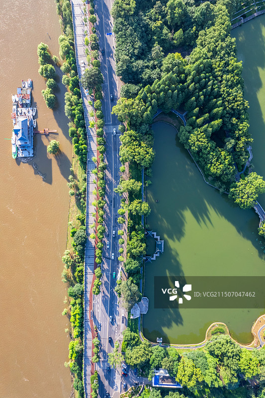 中国株洲夏季汛期湘江洪水和碧绿湖水图片素材