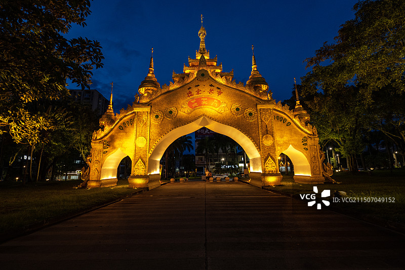 云南德宏芒市广场迎宾门图片素材