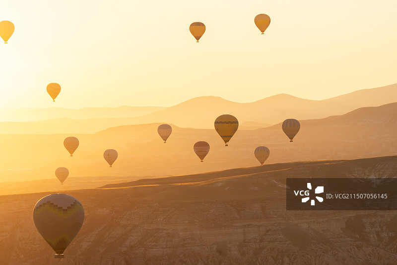 土耳其朝阳下飞翔的热气球图片素材