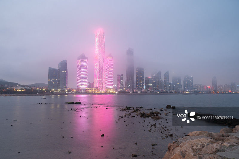 中国山东青岛浮山湾第三海水浴场CBD平流雾夜景城市风光图片素材