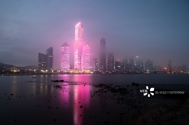 中国山东青岛浮山湾第三海水浴场CBD平流雾夜景城市风光图片素材