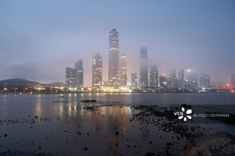 中国山东青岛浮山湾第三海水浴场CBD平流雾夜景城市风光图片素材