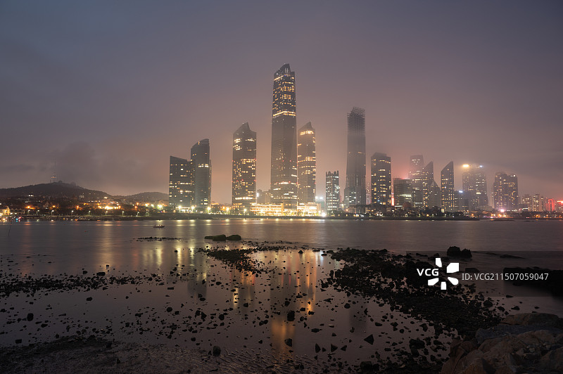 中国山东青岛浮山湾第三海水浴场CBD平流雾夜景城市风光图片素材