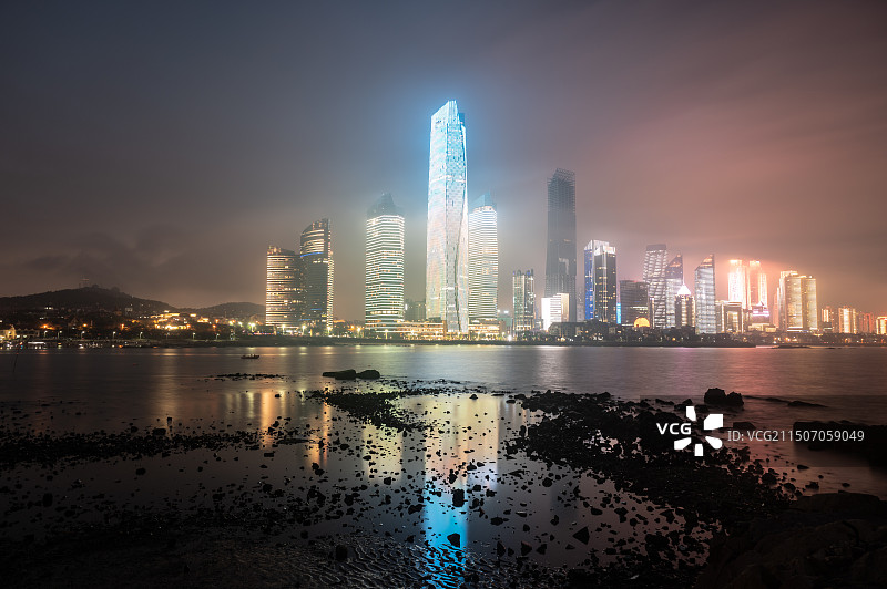中国山东青岛浮山湾第三海水浴场CBD平流雾夜景城市风光图片素材