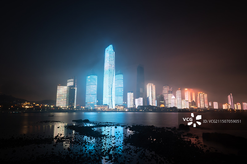 中国山东青岛浮山湾第三海水浴场CBD平流雾夜景城市风光图片素材