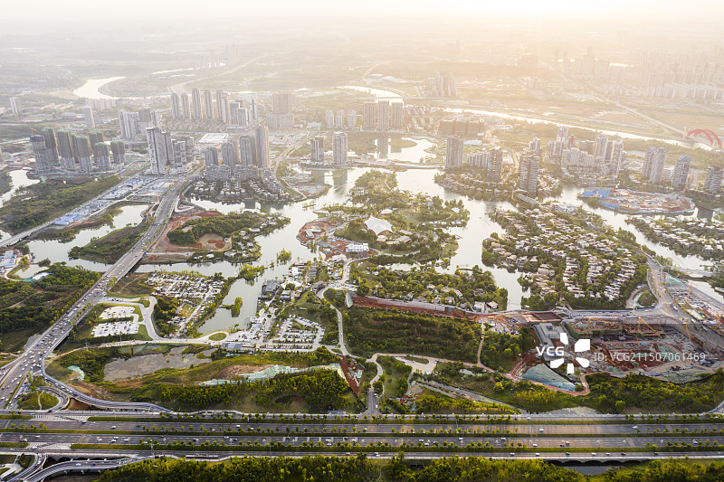 成都富人区麓湖的日落航拍风光全景图图片素材