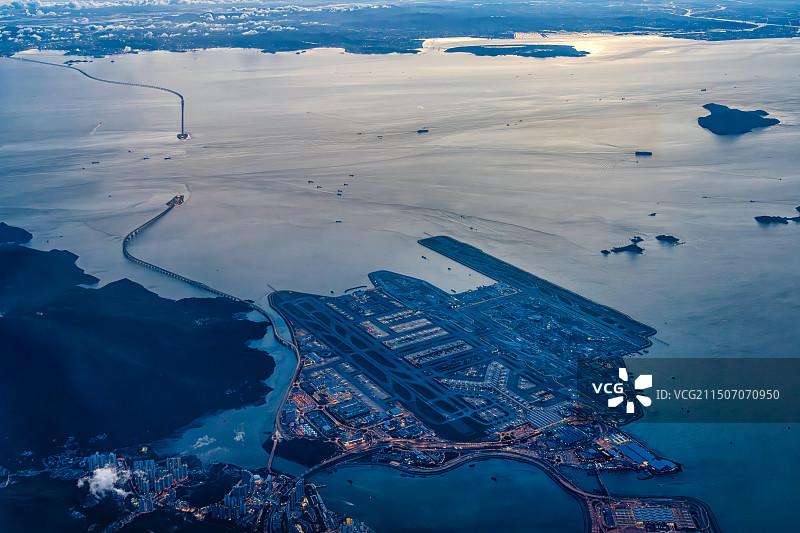蓝调时刻航拍香港国际机场三跑道系统和港珠澳大桥伶仃洋图片素材