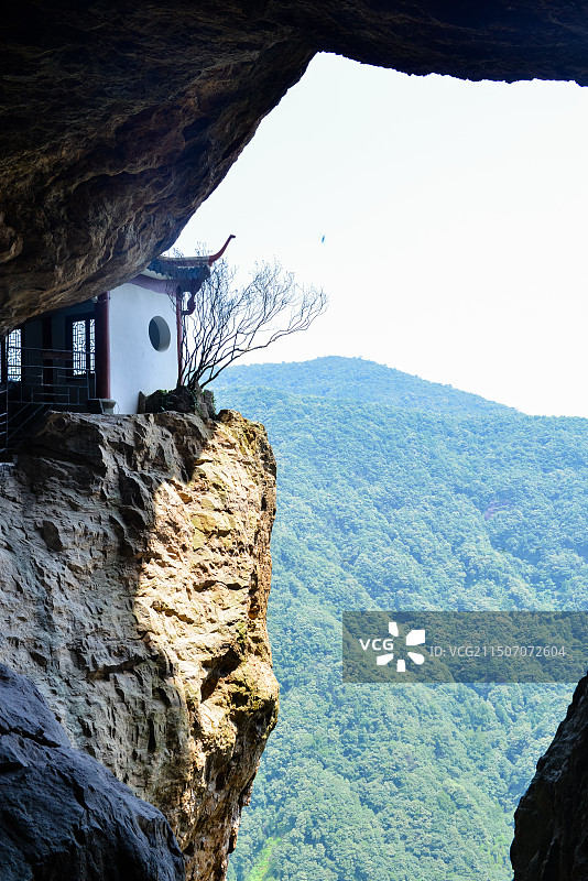 浙江乐清市雁荡山方洞景区聚仙阁洞穴建筑风景图片素材