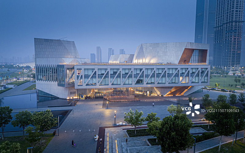 天津滨海新区茱莉亚学院夜景航拍图片素材