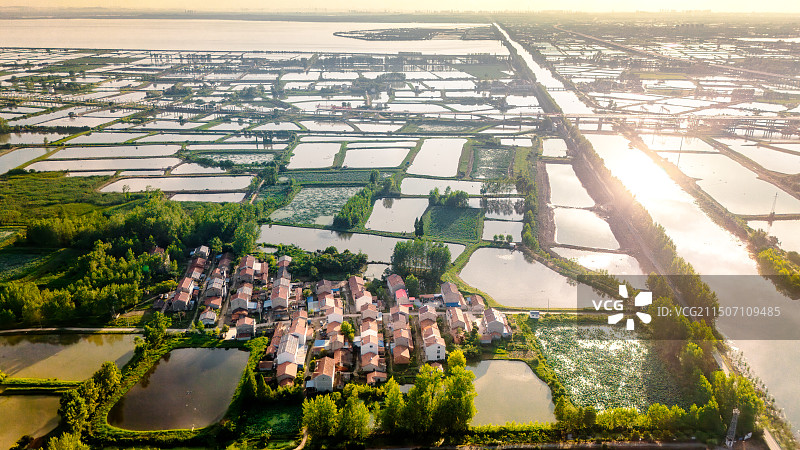 航拍日落下的武汉涨渡湖湿地村庄自然风景图片素材
