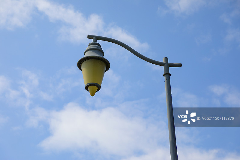 蓝天白云下的路灯图片素材