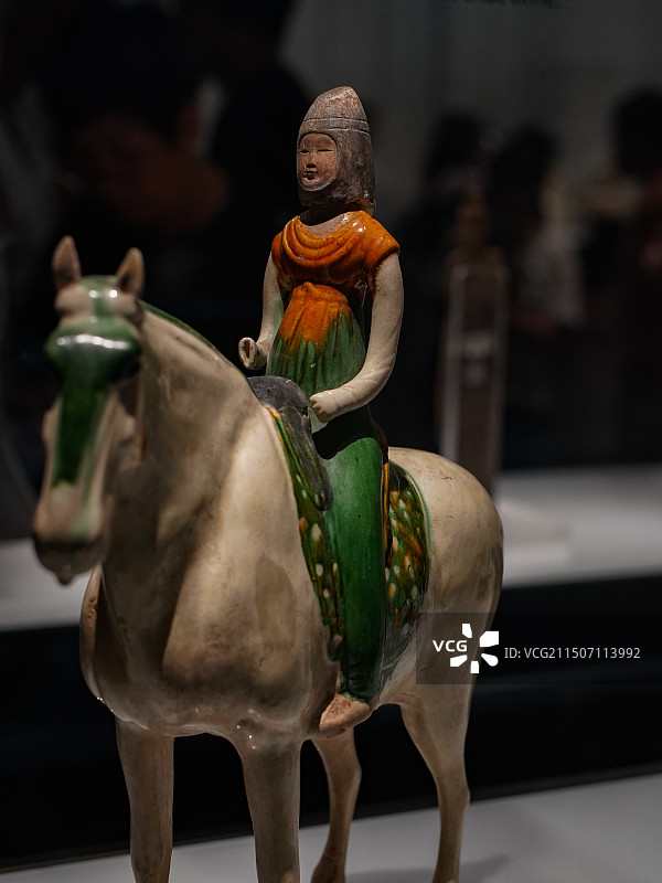 唐朝 彩色釉陶骑马女俑图片素材