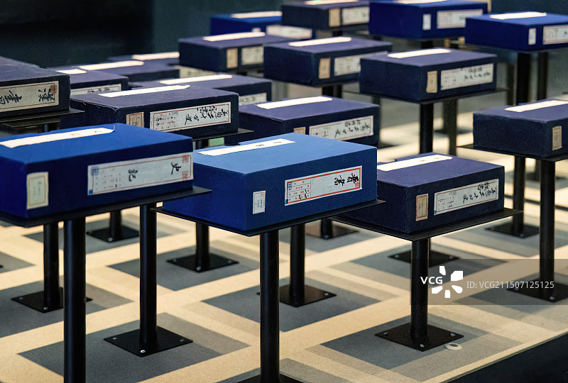 北京中国历史研究院考古博物馆展出的古籍阵列图片素材