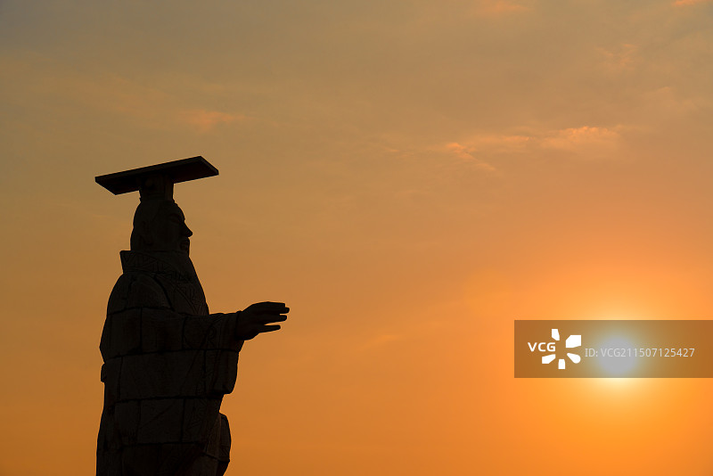 陕西西安秦始皇陵景区秦始皇雕像剪影日落图片素材