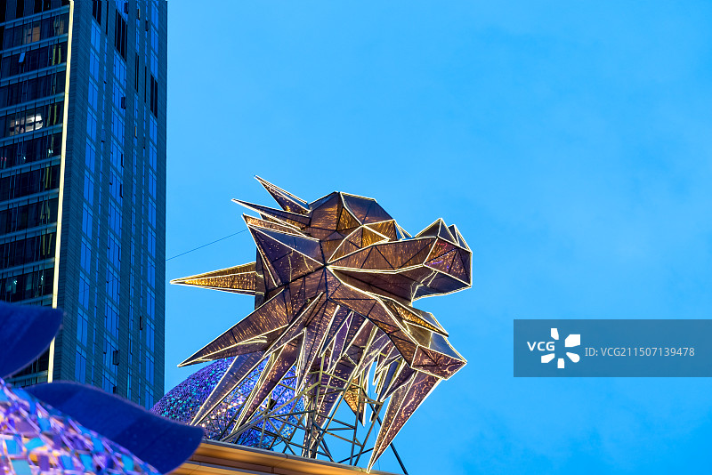 生肖龙，龙头灯饰彩灯蓝色天空留白图片素材