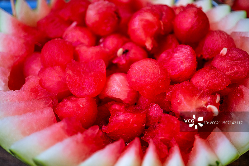 夏天酷热的天气已经切开刨好的准备做椰子西瓜冰奶茶的西瓜茶图片素材