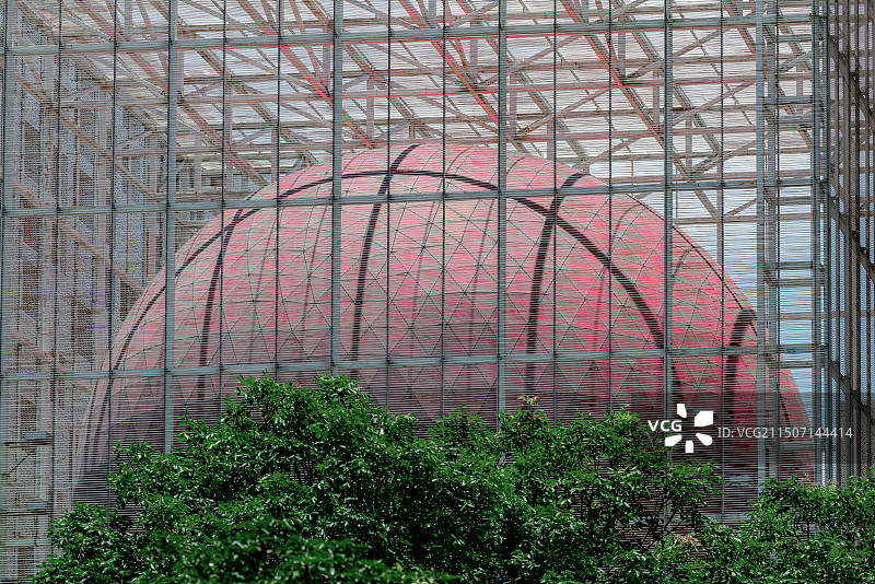 城市建筑中的巨型篮球建筑结构图片素材