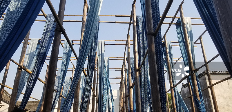 江南乌镇晾晒的蓝印花布图片素材