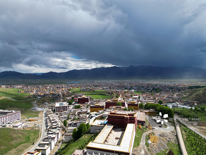 四川理塘县城全景航拍图片素材