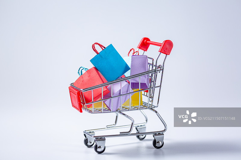 装满购物袋的购物车图片素材