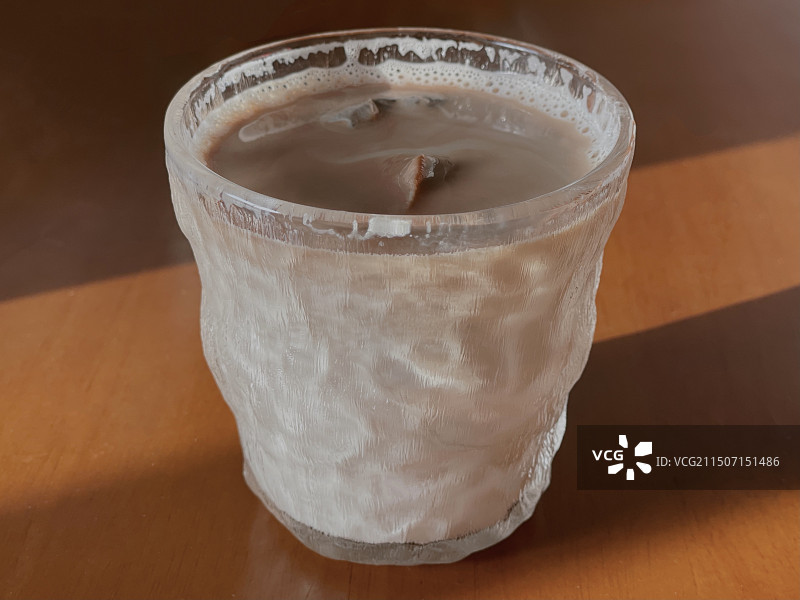 一杯阳光下的奶茶图片素材