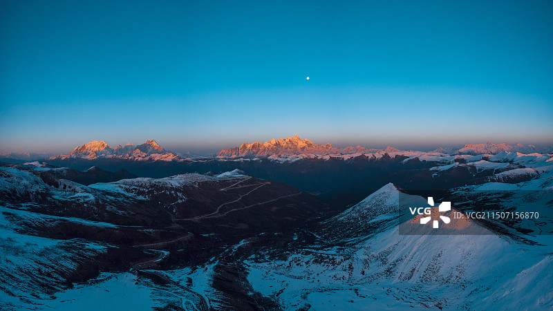 色季拉山观景台视角下的蓝迦巴瓦峰与远处的雪山群图片素材