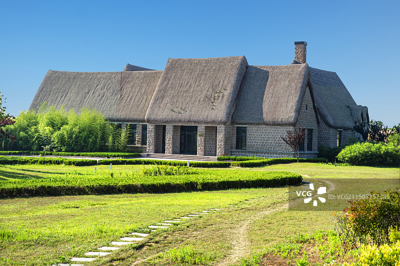 山东荣成，青岛湾海草房。图片素材