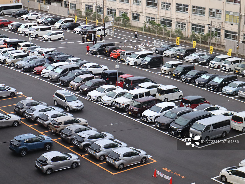 日本街道停车场的高角度视角图片素材
