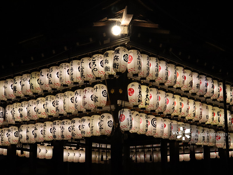 夜晚灯光照亮的日本京都八坂神社图片素材
