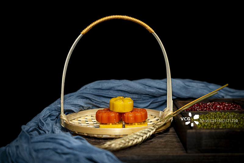 中国传统的绿豆糕黑色背景静物拍摄，传统节日端午节等都有吃绿豆糕的习惯图片素材