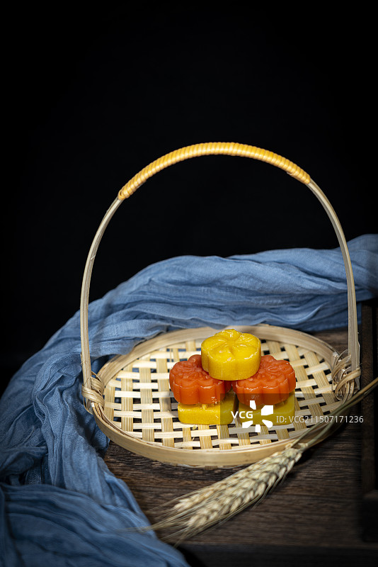 中国传统的绿豆糕黑色背景静物拍摄，传统节日端午节等都有吃绿豆糕的习惯图片素材