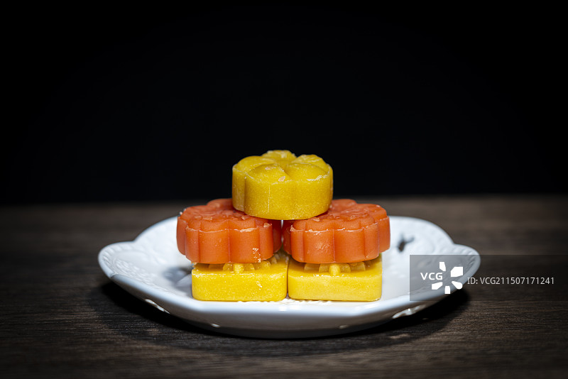 中国传统的绿豆糕黑色背景静物拍摄，传统节日端午节等都有吃绿豆糕的习惯图片素材