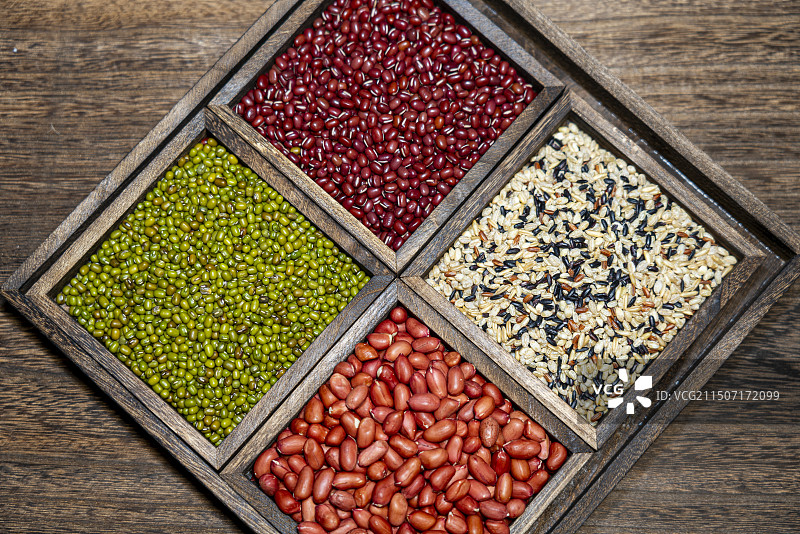 中国传统的粗粮绿豆红豆大米等，多吃杂粮膳食纤维对身体健康非常有好处图片素材