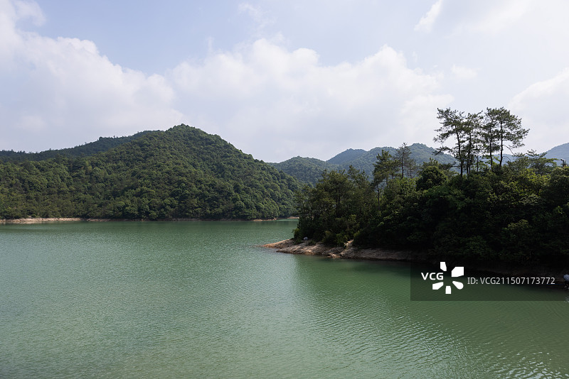 航拍安吉绿水青山湖泊沙滩图片素材