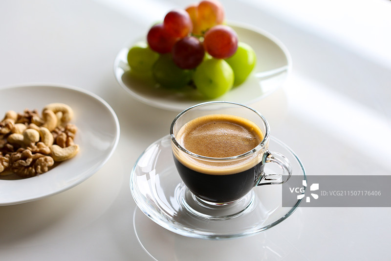 酒店度假的美食咖啡坚果和水果组图图片素材