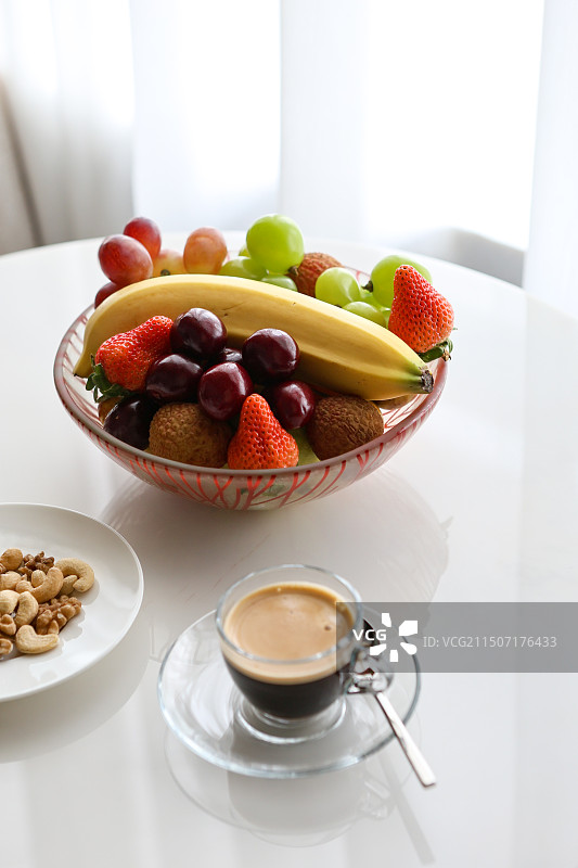 酒店度假的美食咖啡坚果和水果组图图片素材