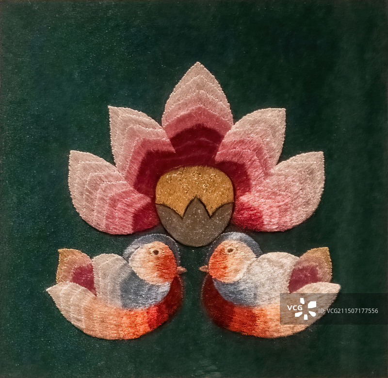 开封非遗，刺绣图案，荷塘，鸳鸯戏水图片素材