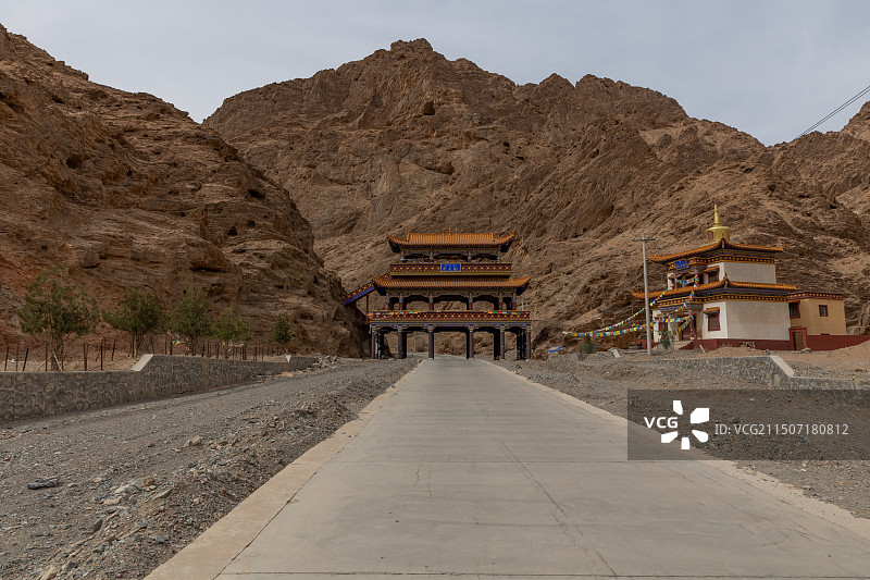 内蒙古巴彦淖尔市磴口县阴山山脉深处藏传佛教寺庙阿贵庙图片素材