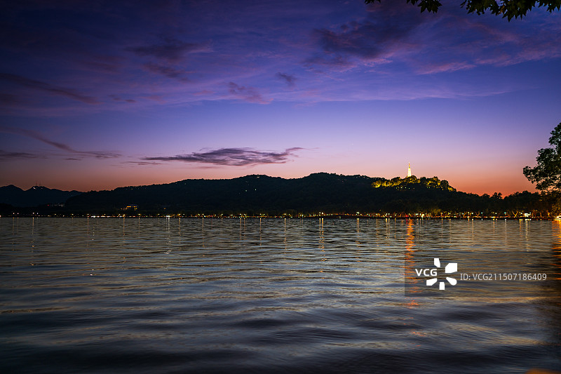 西湖傍晚宝石流霞粉色天空图片素材