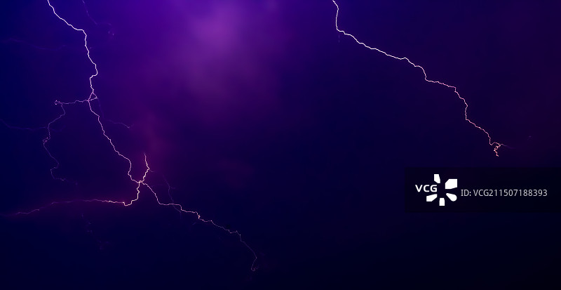 空中闪电的低角度视图图片素材